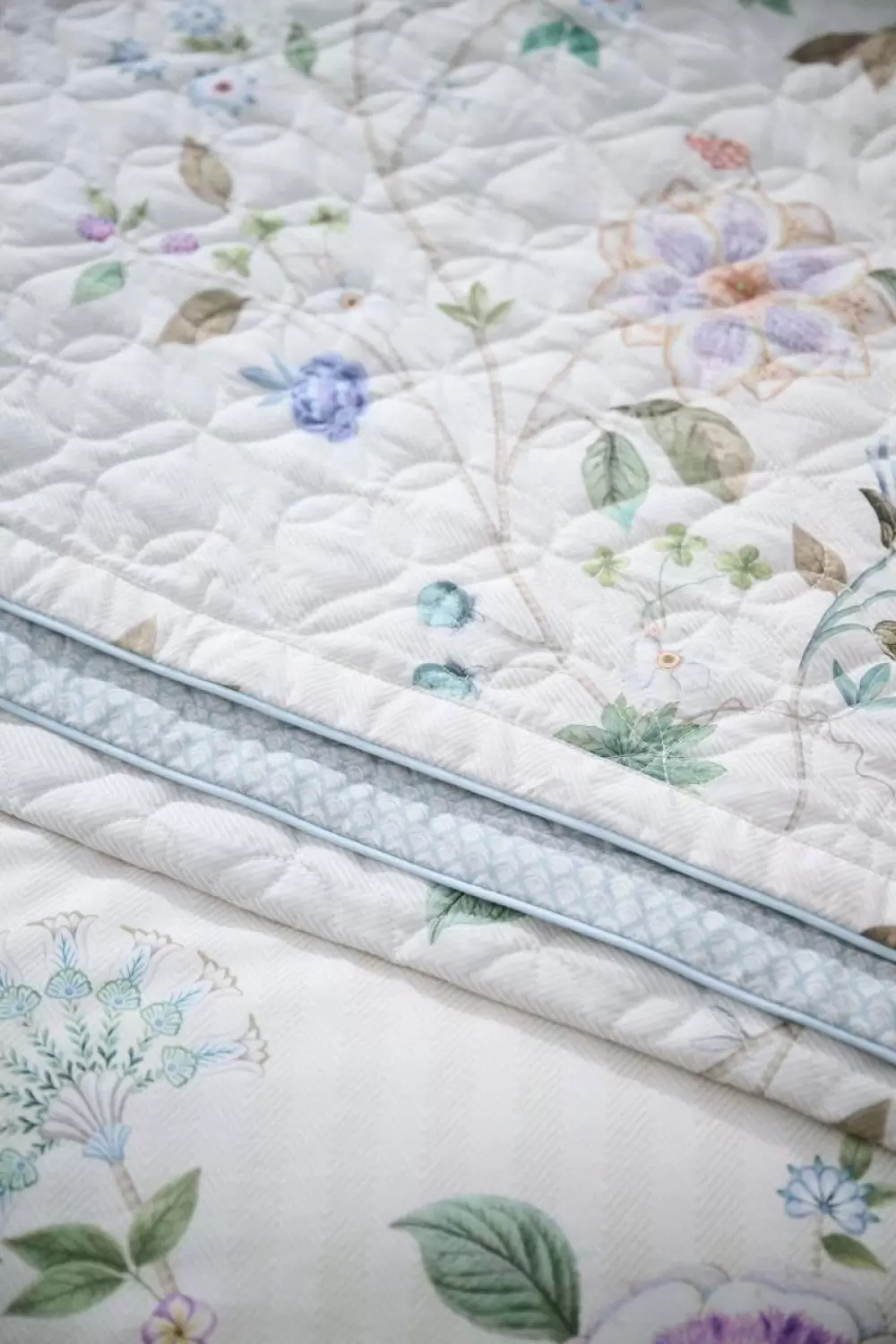 Image of Flores Bailando Sheets Bedding