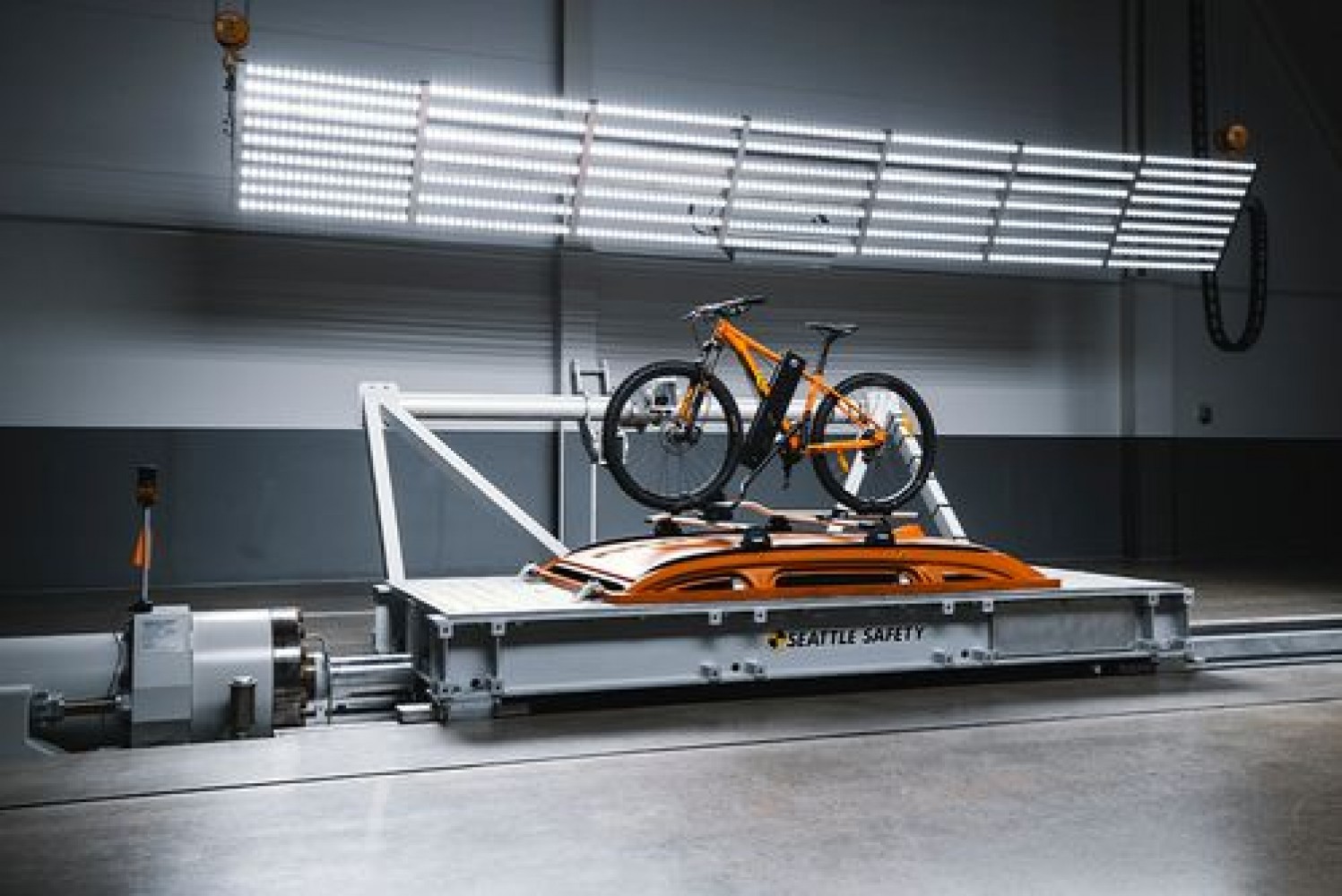 Un suport pentru biciclete este testat în testul de impact al centrului de testare Thule.